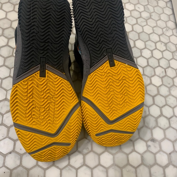 Nike Lebron Soldier XIII Graffiti - Picture 3 of 5